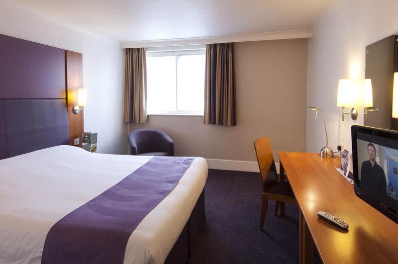 Premier Inn Chippenham Чипенхэм Экстерьер фото
