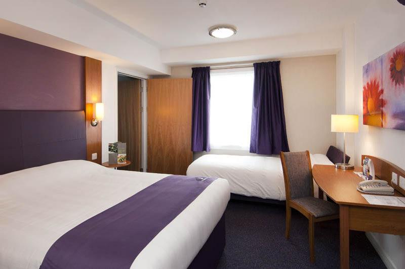 Premier Inn Chippenham Чипенхэм Экстерьер фото